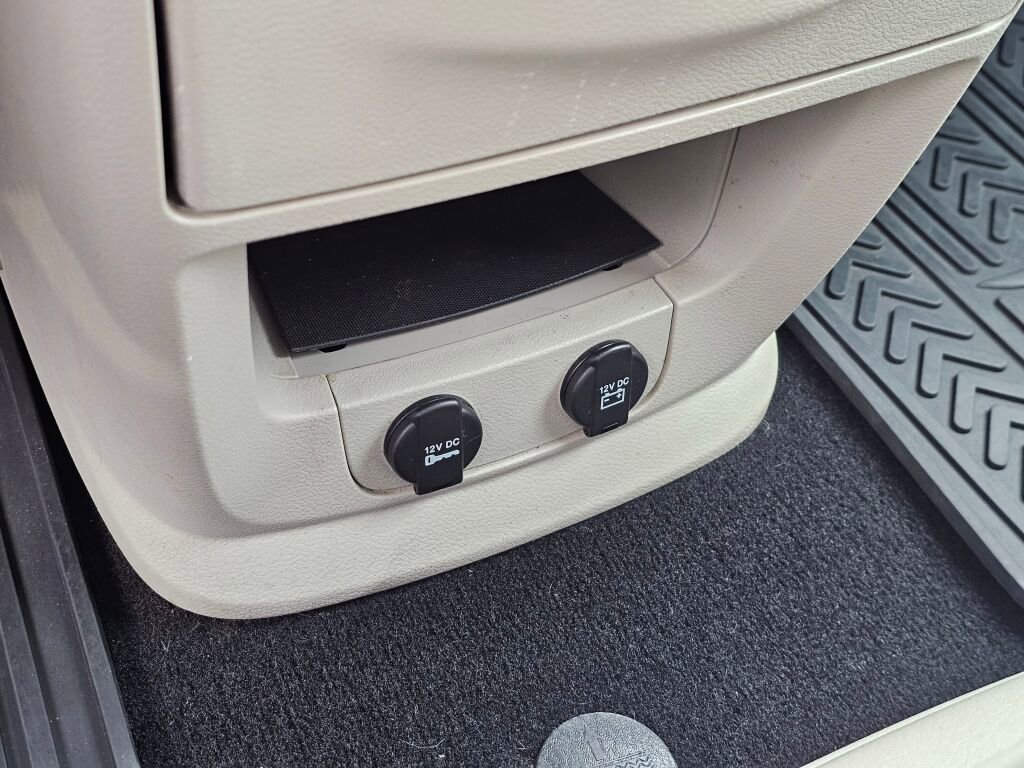 Used 2016 Chrysler Town & Country Touring image 38