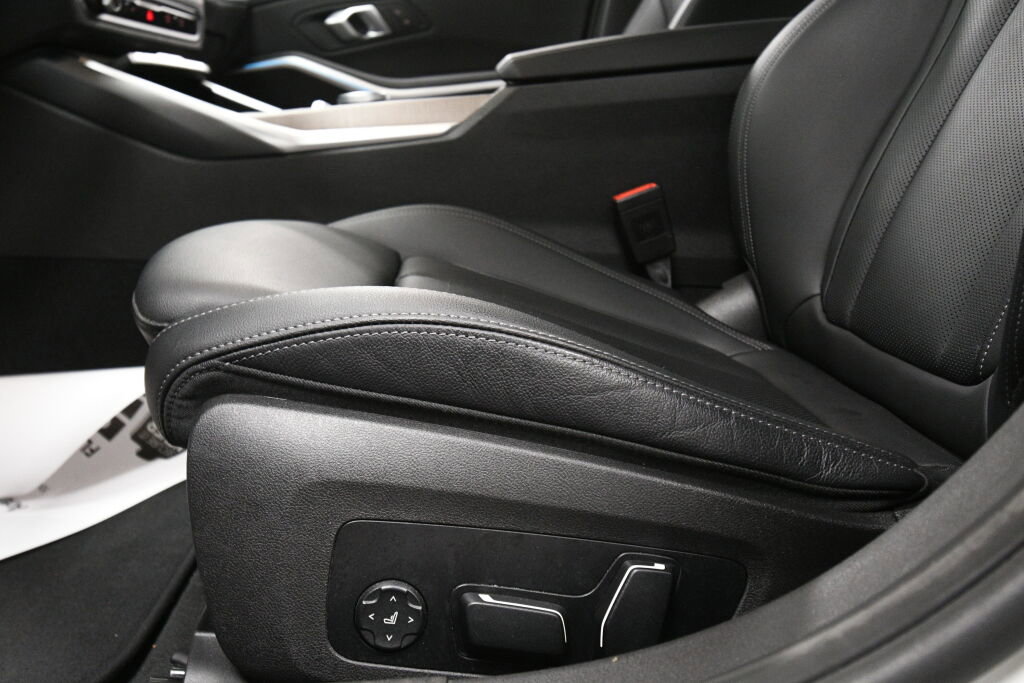 Used 2025 BMW 330i xDrive Sedan image 10