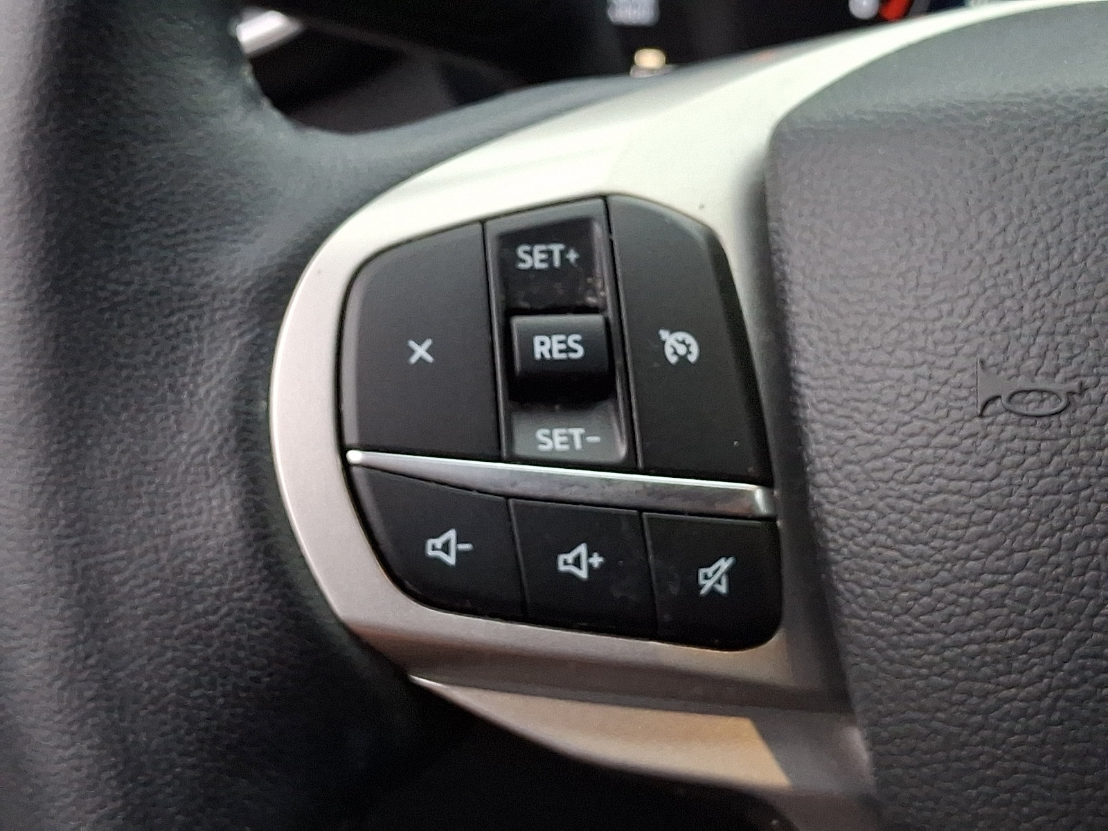 Used 2022 Ford Explorer XLT w/ Equipment Group 202A AWD/4WD image 21