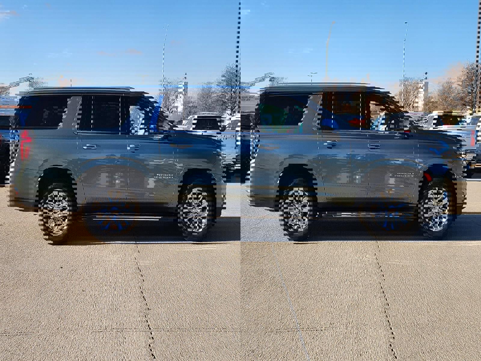 Used 2023 Chevrolet Suburban Premier image 6