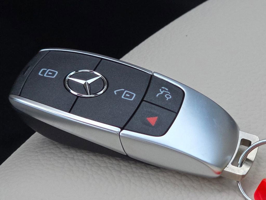 New 2026 Mercedes-Benz GLB 250 4MATIC image 38