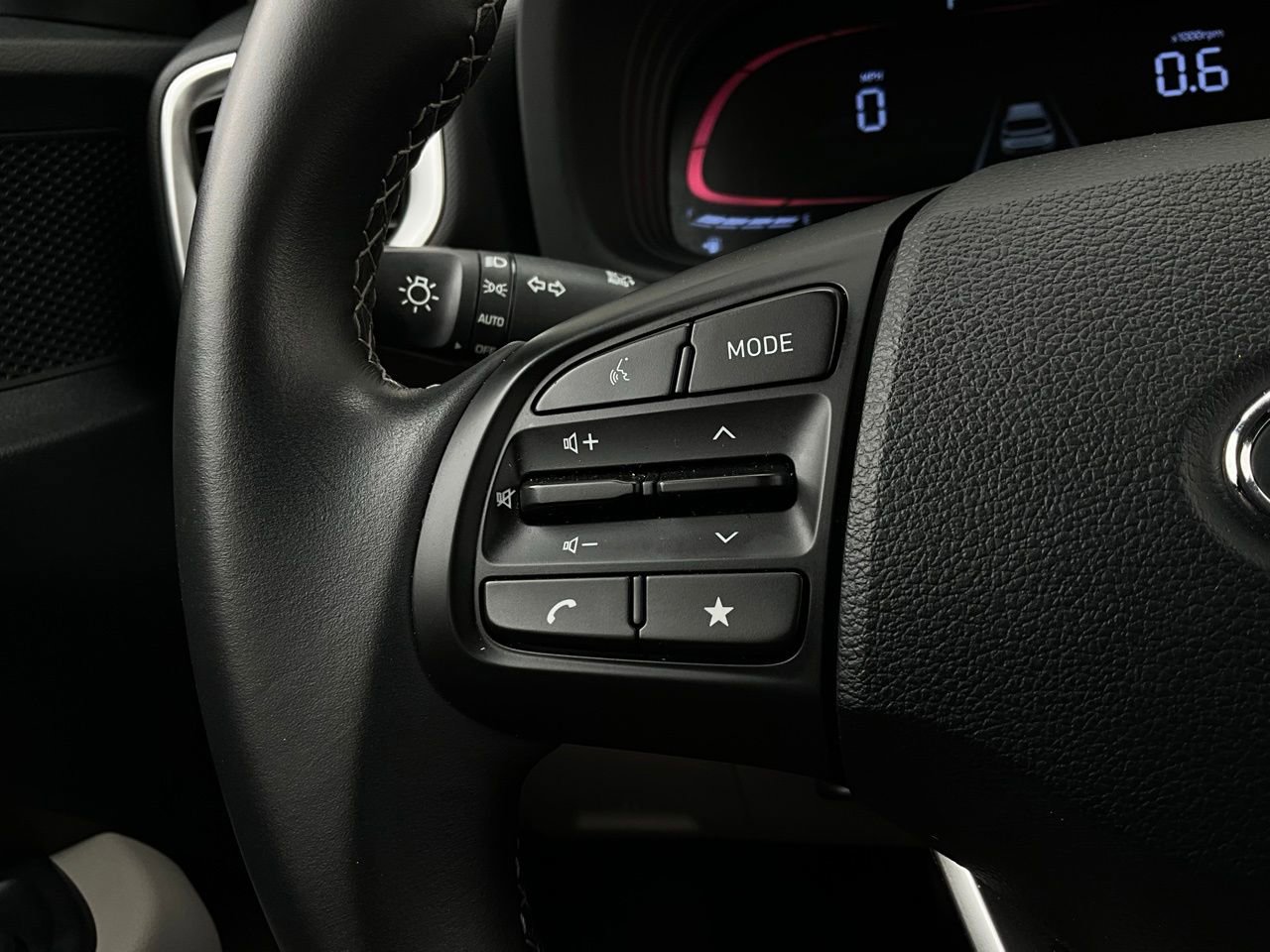 Used 2025 Hyundai Venue SEL image 33