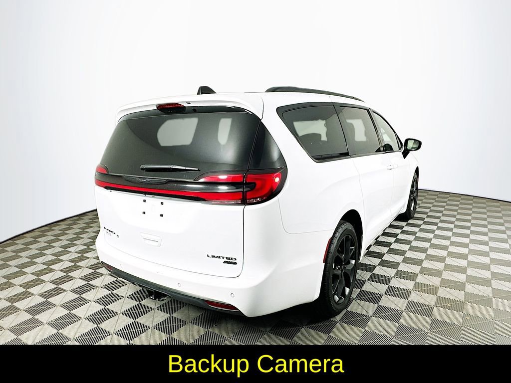 Used 2023 Chrysler Pacifica Limited w/ Uconnect Theater Family Group image 10