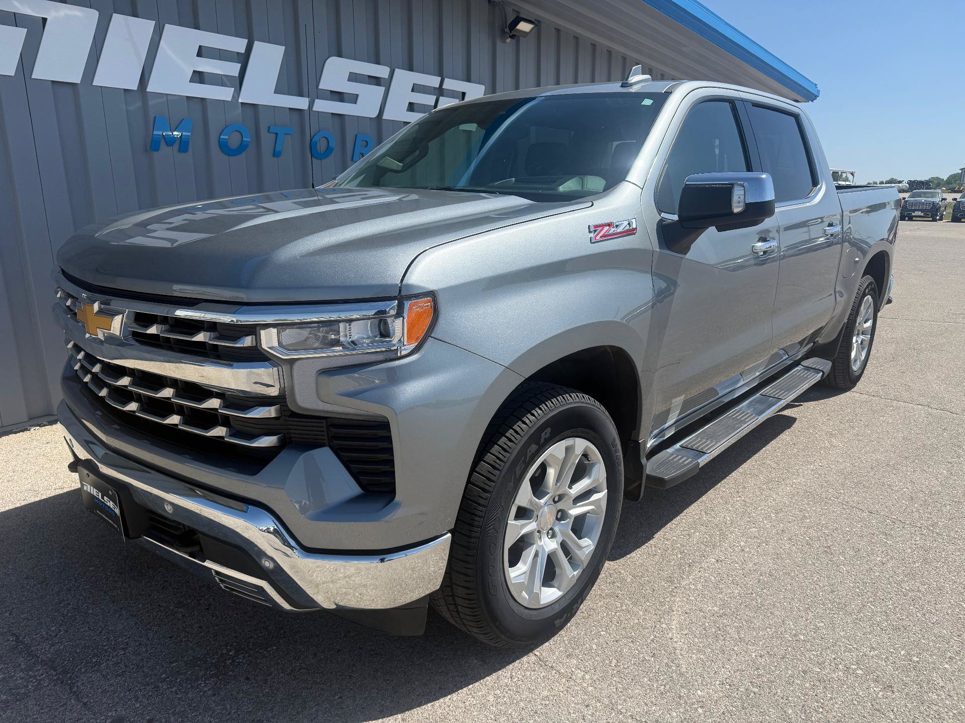 Used 2024 Chevrolet Silverado 1500 LTZ AWD/4WD image 2