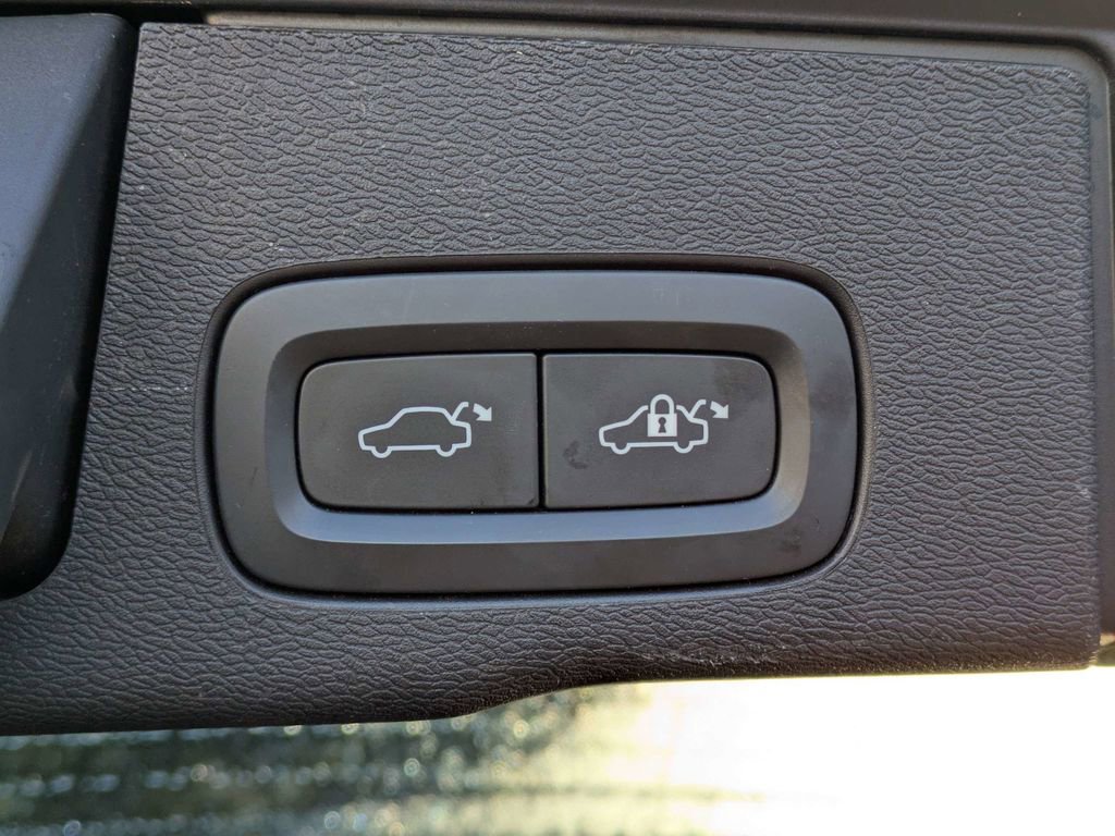 Used 2023 Volvo XC60 B5 Ultimate image 14