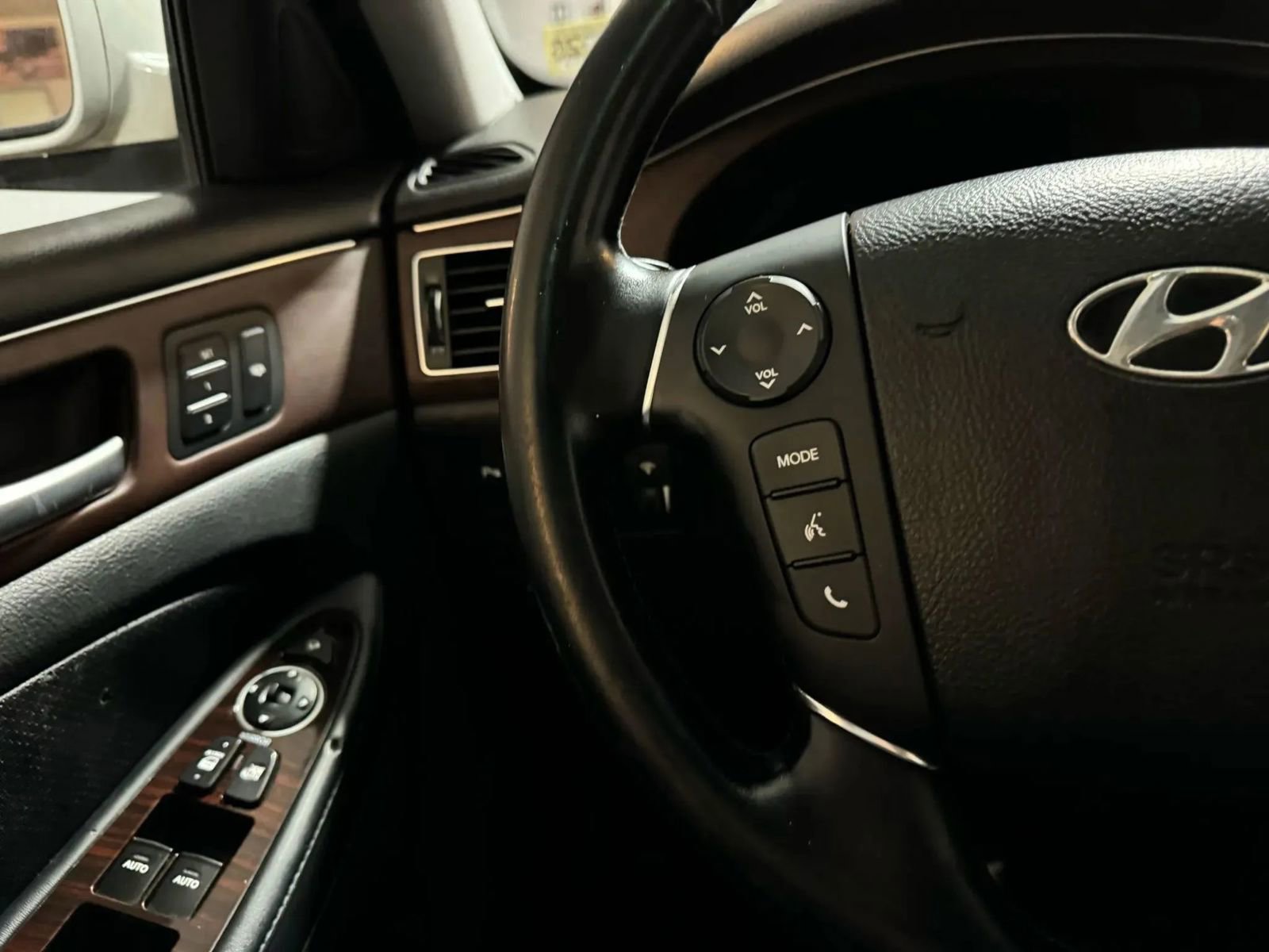 Used 2013 Hyundai Genesis 3.8 w/ Technology Pkg RWD image 31