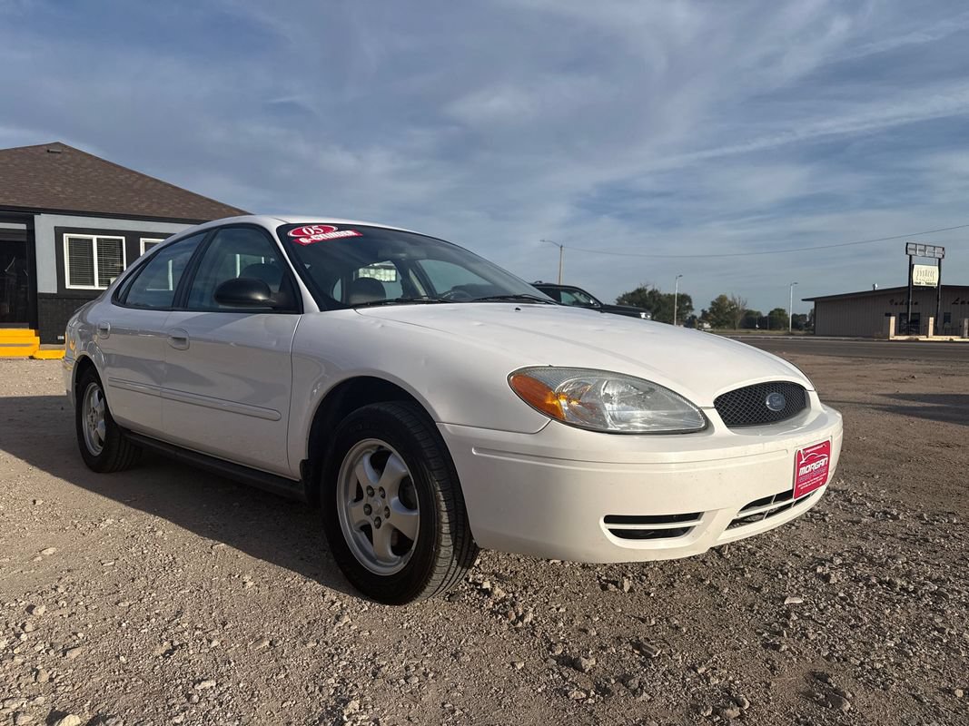 Used 2005 Ford Taurus SE FWD image 1
