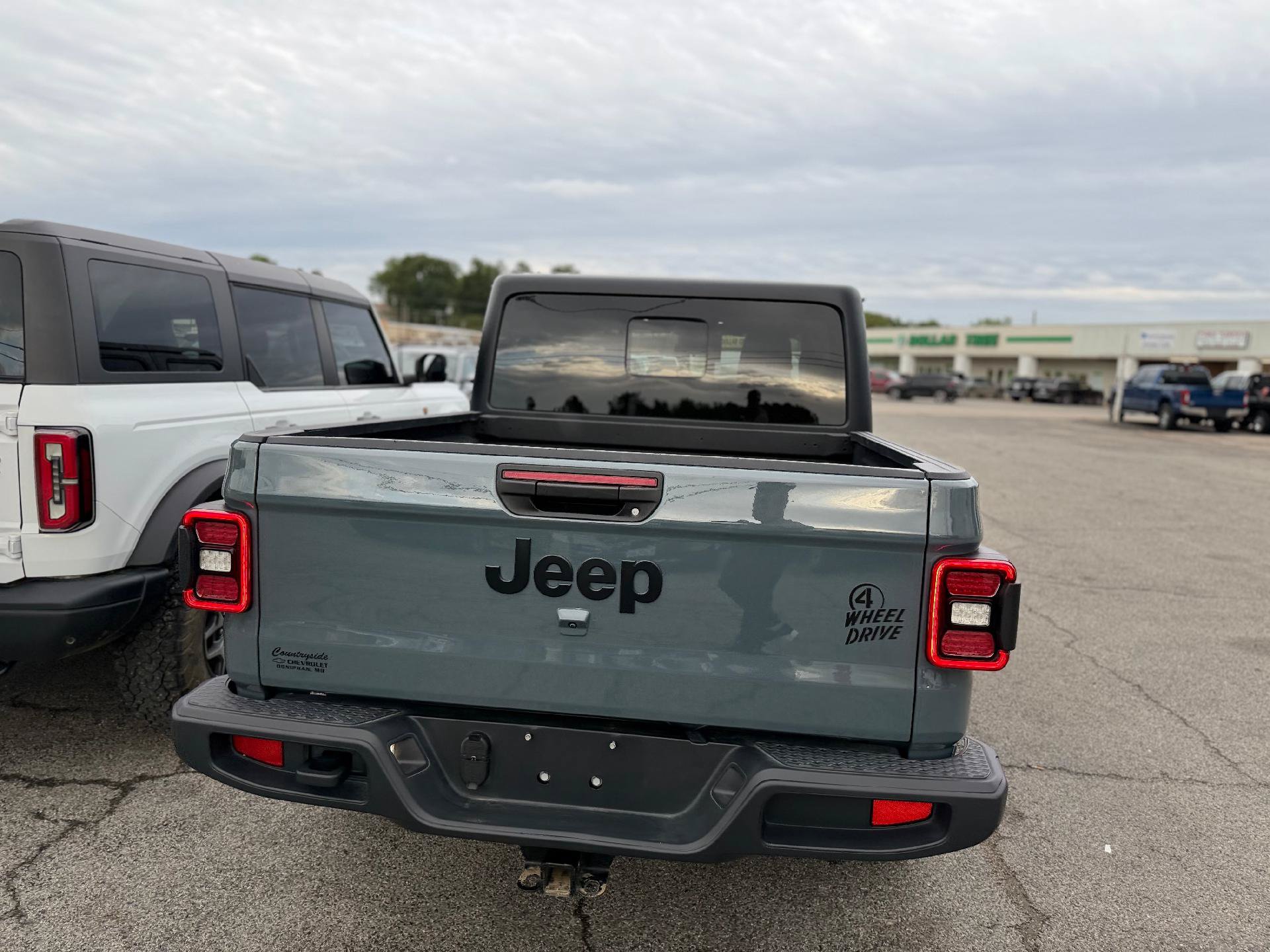 Used 2025 Jeep Gladiator Sport AWD/4WD image 4