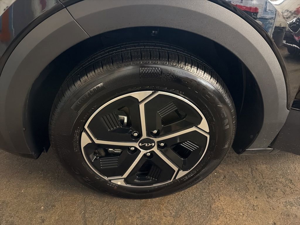 Certified 2025 Kia Niro EX image 10