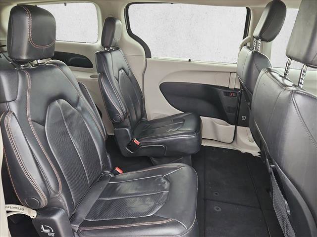 Used 2020 Chrysler Pacifica Touring-L FWD image 19