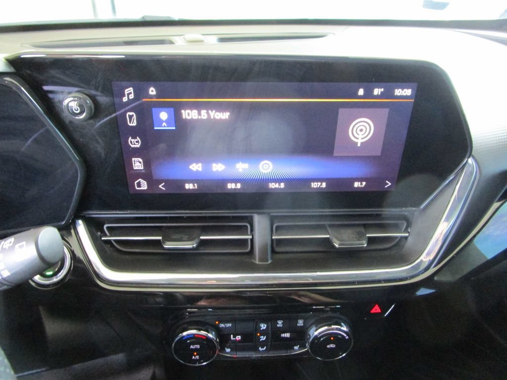 Used 2025 Chevrolet Trax RS w/ Sunroof Package FWD image 28