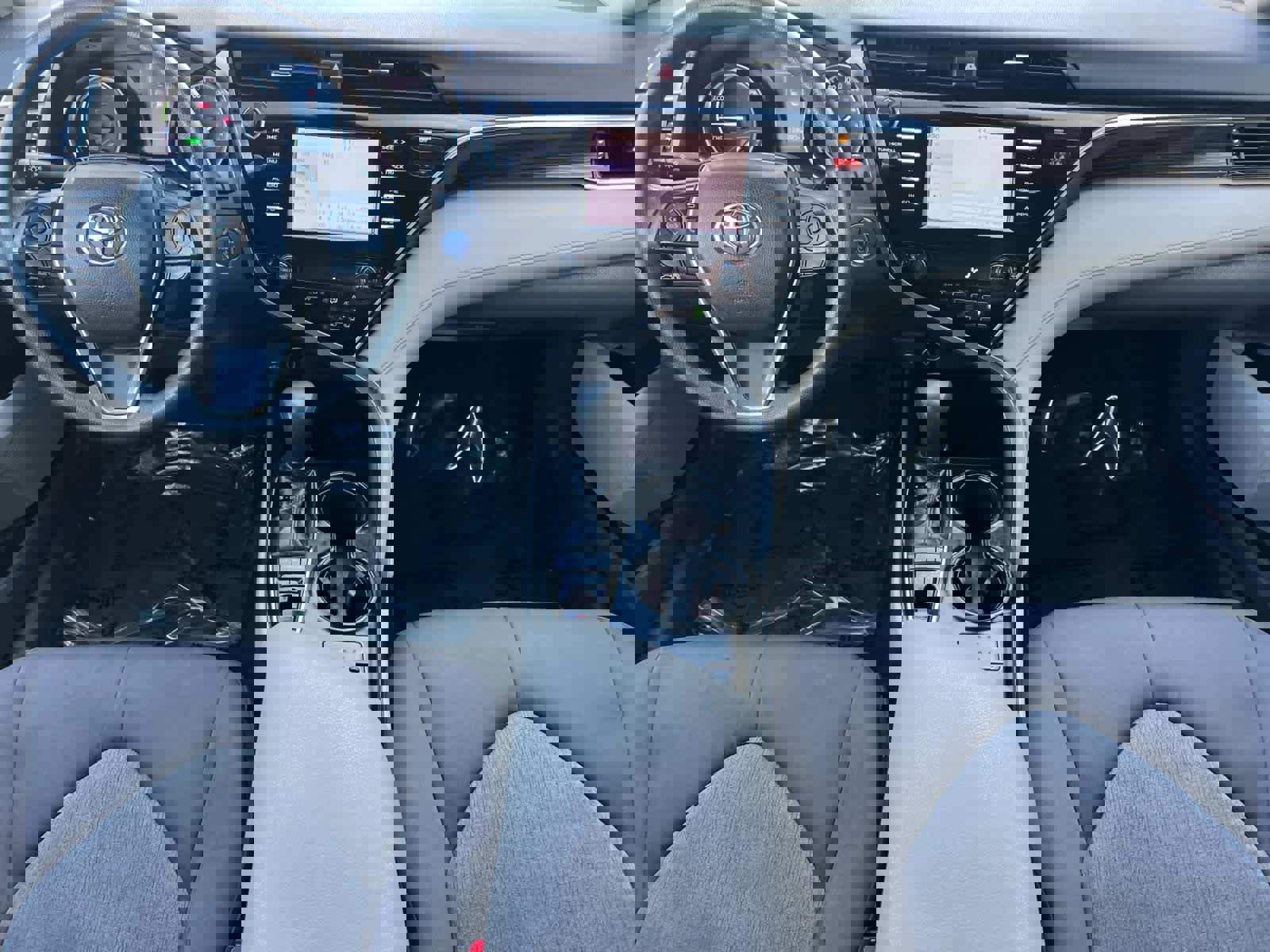 Used 2018 Toyota Camry LE image 4