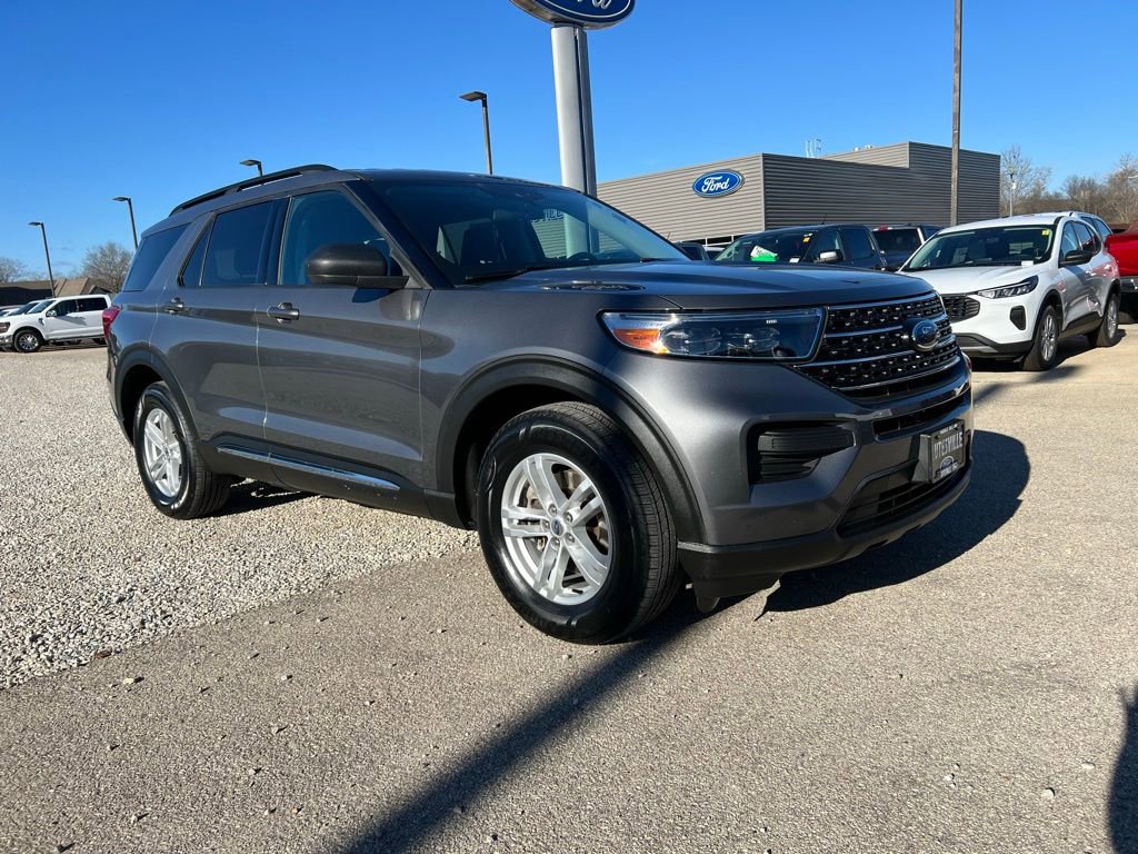 Used 2021 Ford Explorer XLT image 2