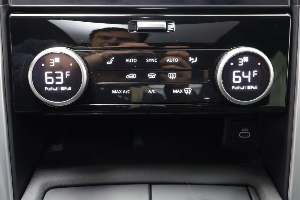 Used 2025 Land Rover Discovery Dynamic SE image 13