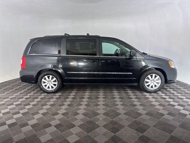 Used 2015 Chrysler Town & Country Touring image 5