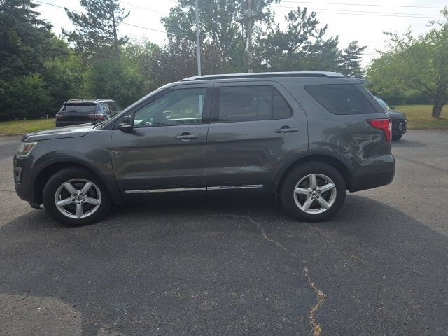 Used 2016 Ford Explorer XLT w/ Equipment Group 202A AWD/4WD image 7
