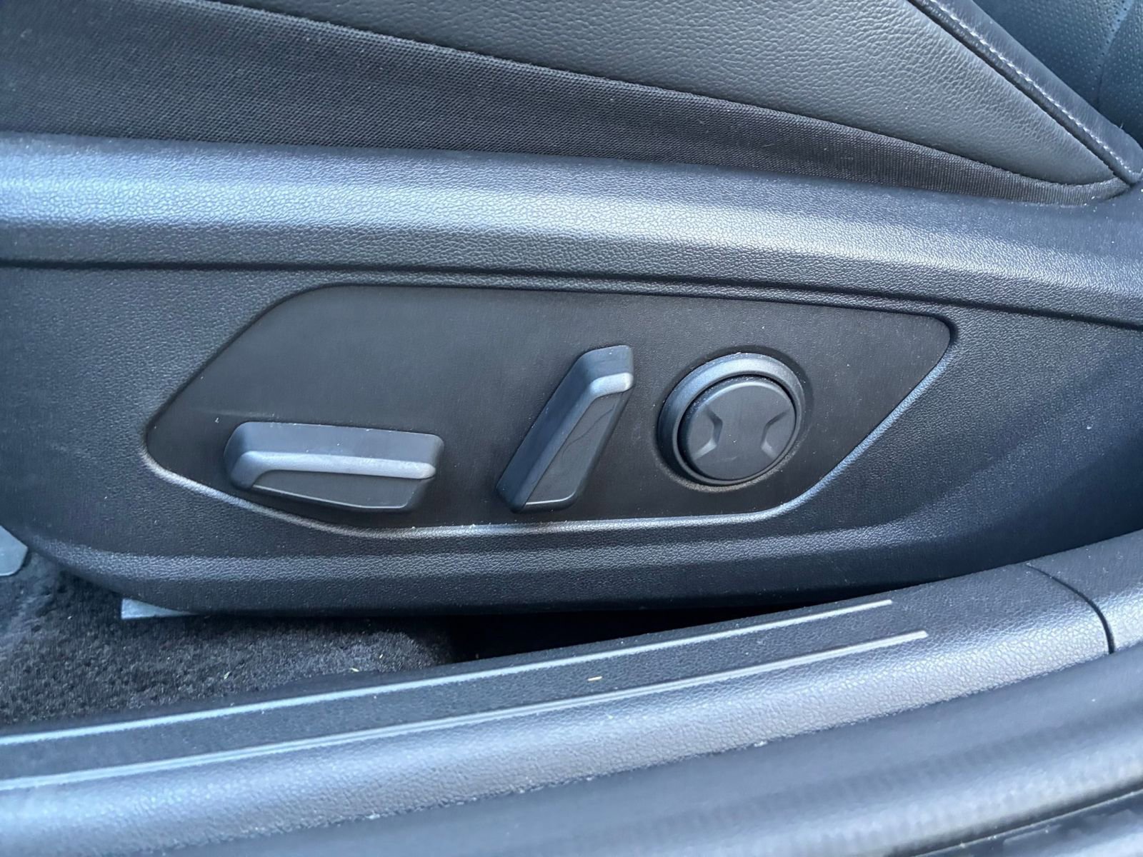 Used 2025 Hyundai Elantra Limited image 23