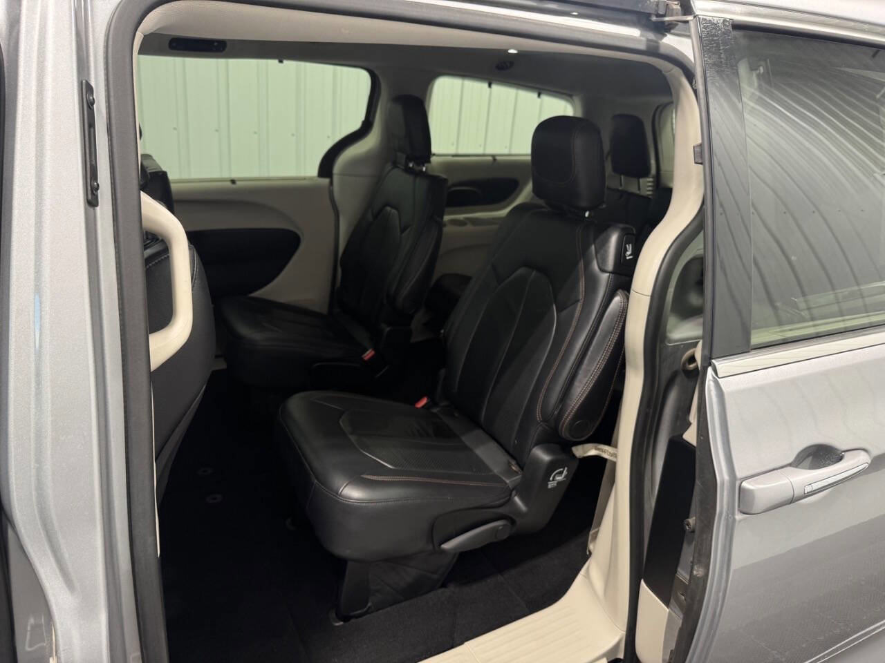 Used 2018 Chrysler Pacifica Touring-L FWD image 14