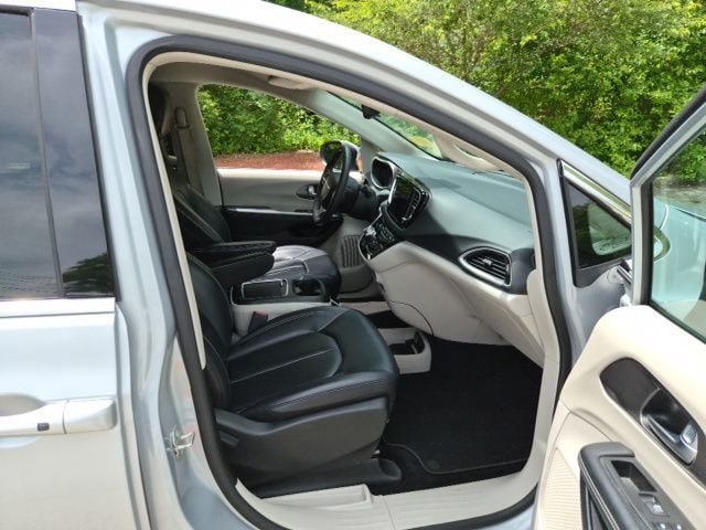 Used 2023 Chrysler Pacifica Touring-L FWD image 11