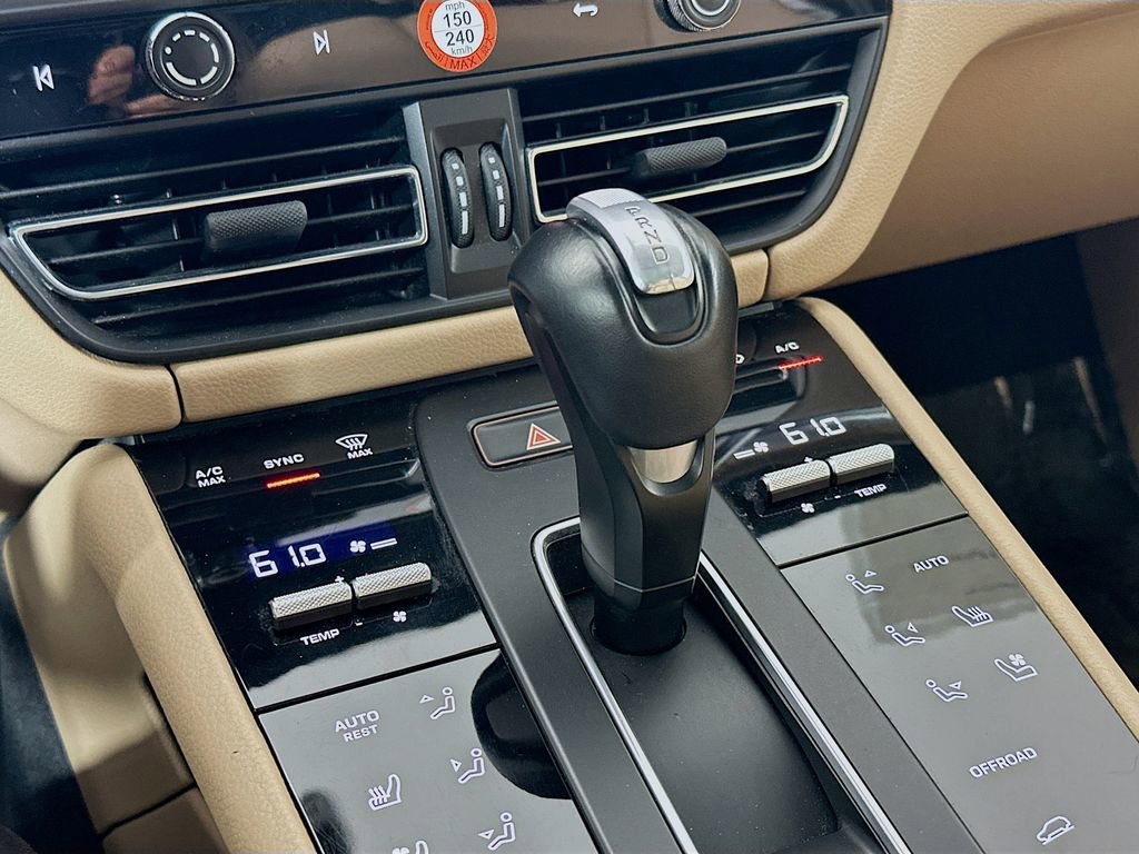 Certified 2023 Porsche Macan image 18