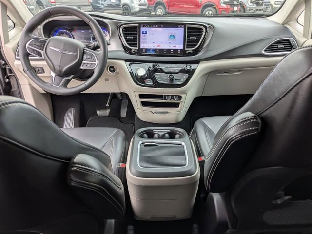 Used 2023 Chrysler Pacifica Touring-L FWD image 4
