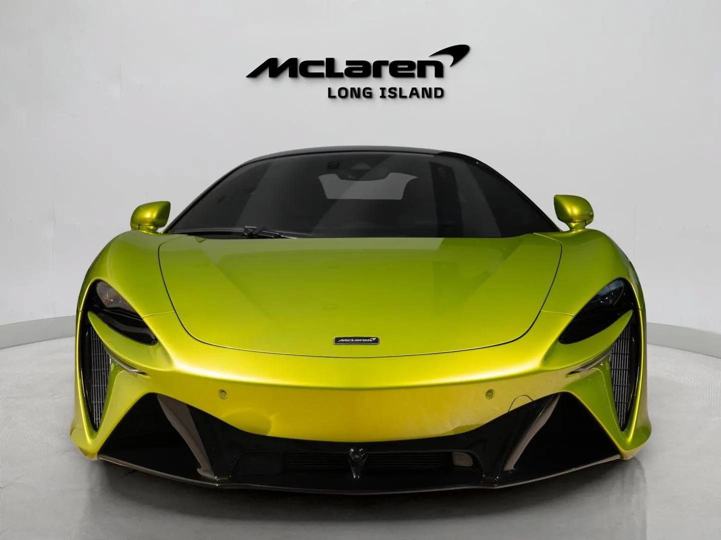 Used 2023 McLaren Artura RWD image 3