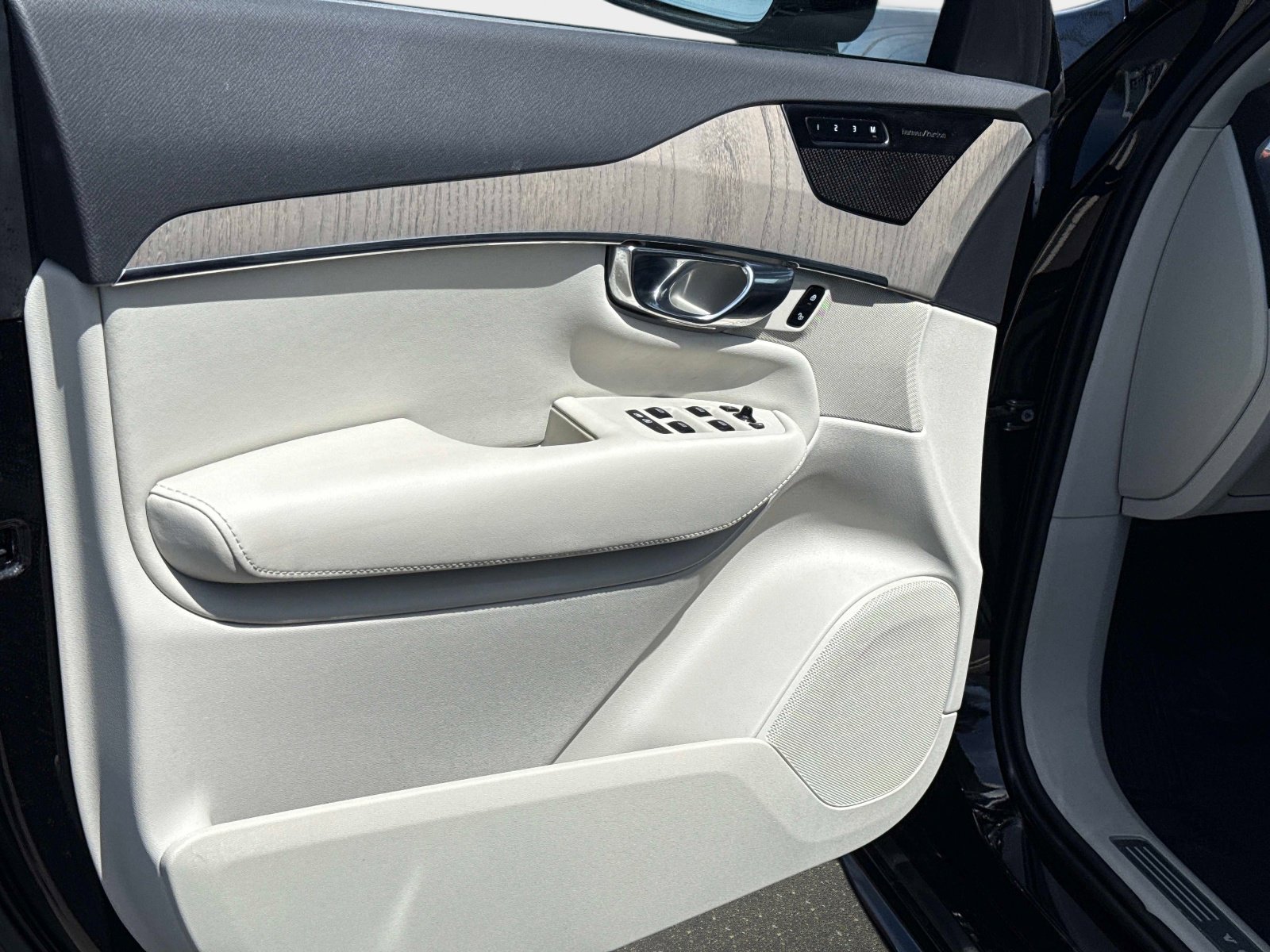 Certified 2025 Volvo XC90 T8 Plus w/ Protection Package Premier image 20