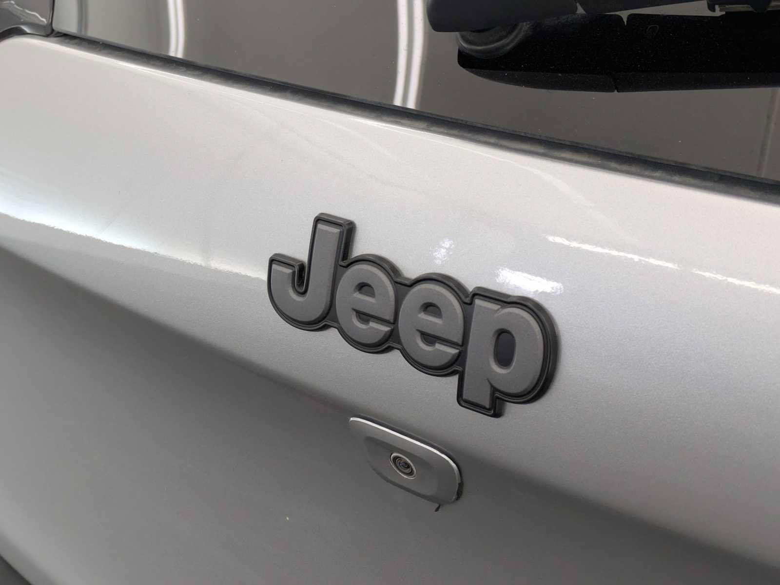Used 2015 Jeep Cherokee Trailhawk w/ Comfort/Convenience Group AWD/4WD image 14