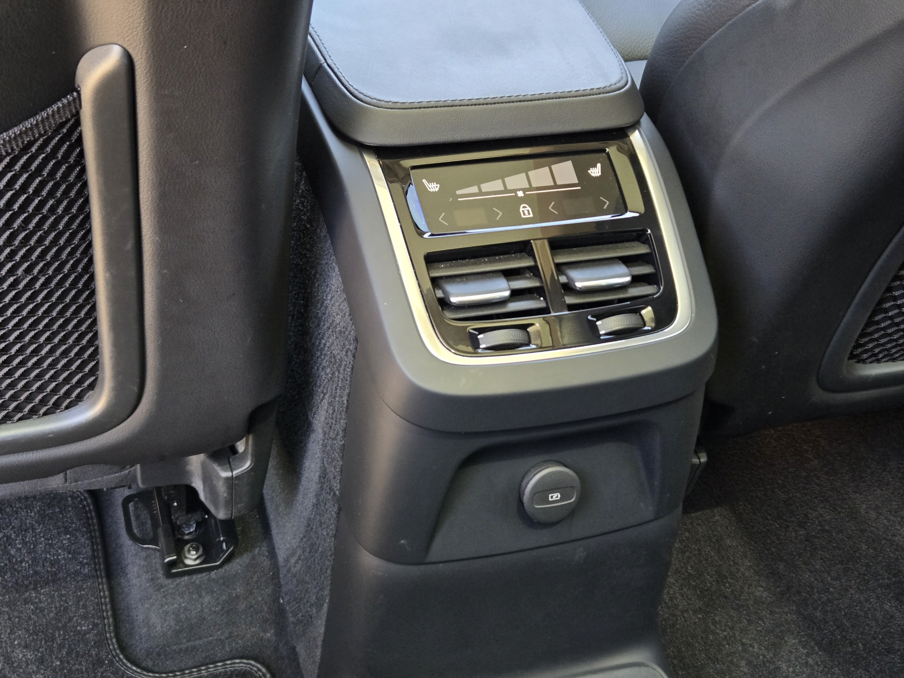Used 2025 Volvo XC90 T8 Plus w/ Protection Package Premier AWD/4WD image 27