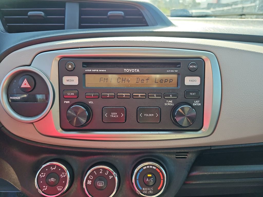 Used 2012 Toyota Yaris L image 22