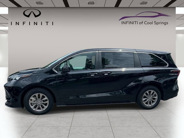 Used 2026 Toyota Sienna LE FWD image 4