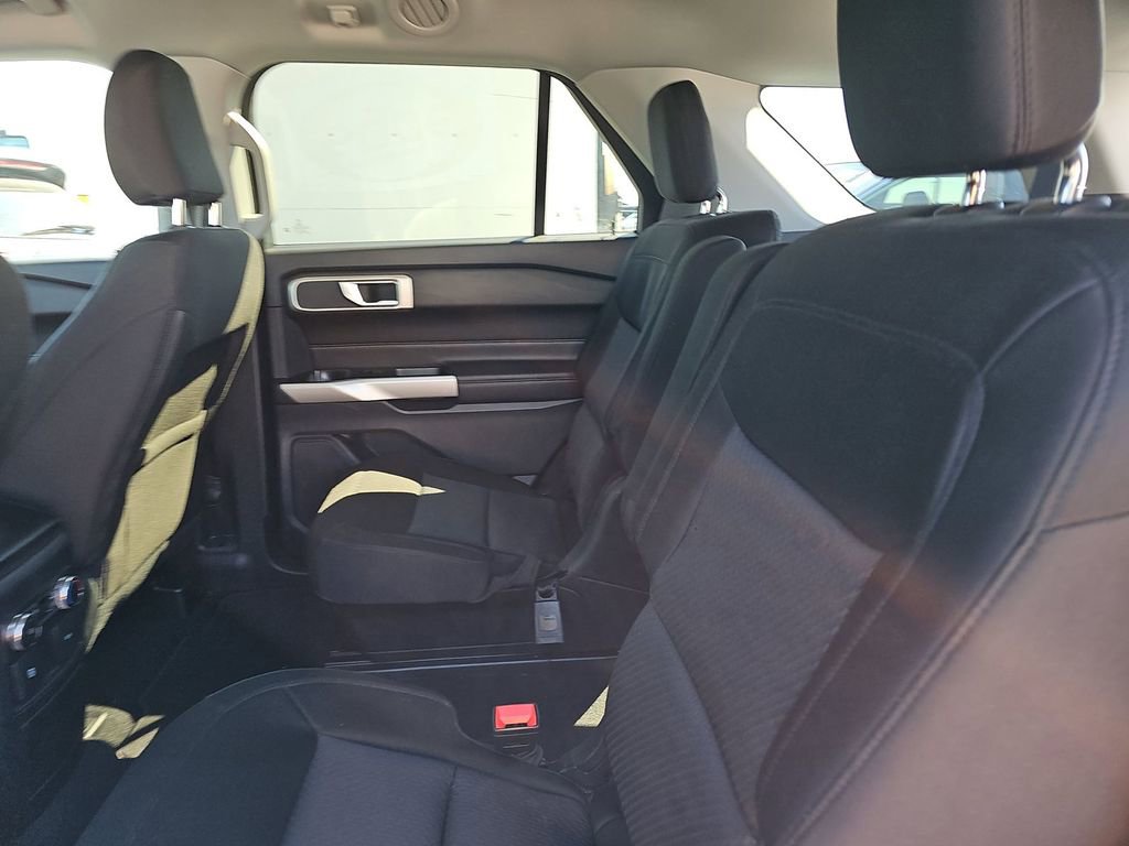 Used 2022 Ford Explorer XLT image 4