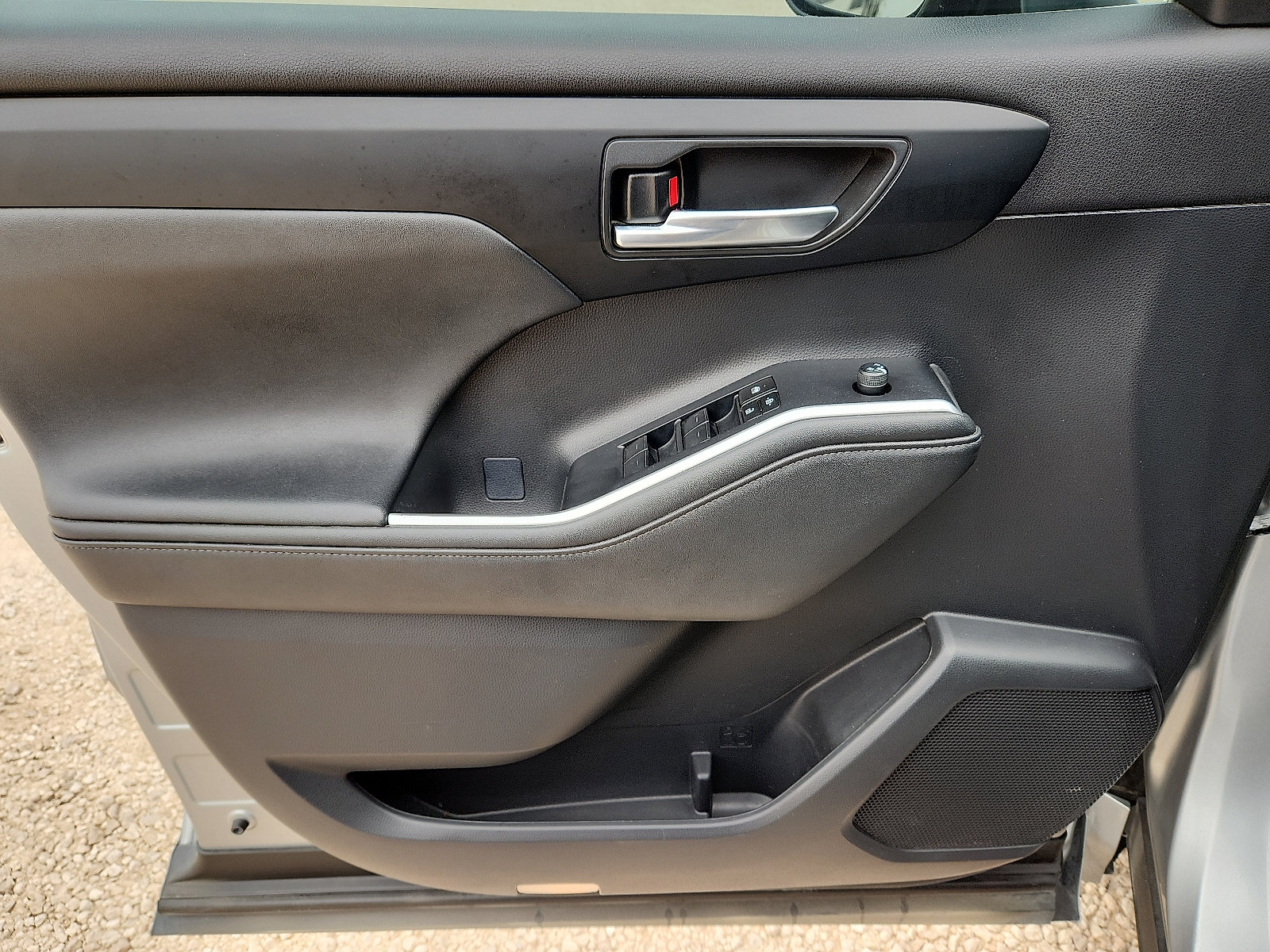 Used 2023 Toyota Highlander XSE FWD image 12