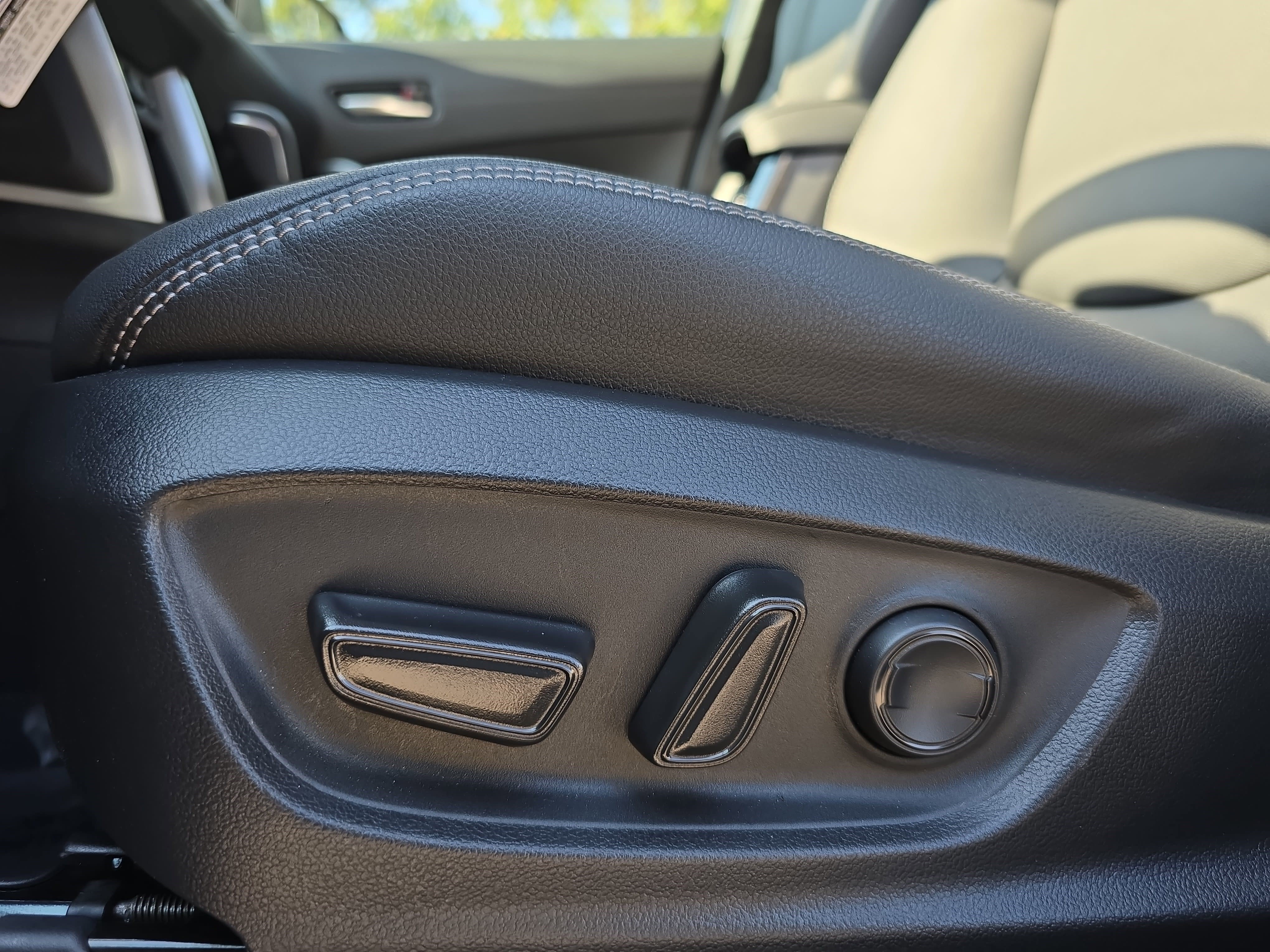 Used 2025 Toyota Corolla Cross XLE w/ Convenience Package image 30