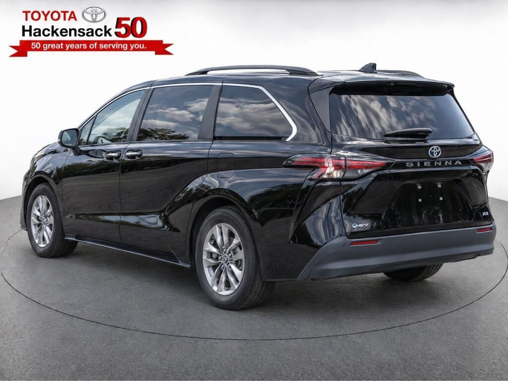 Used 2026 Toyota Sienna XLE FWD image 3