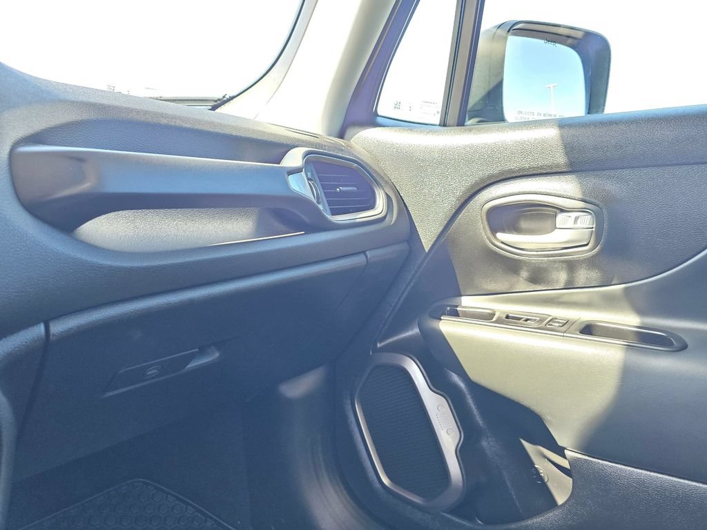 Used 2023 Jeep Renegade Latitude w/ Sun/Sound Group AWD/4WD image 31