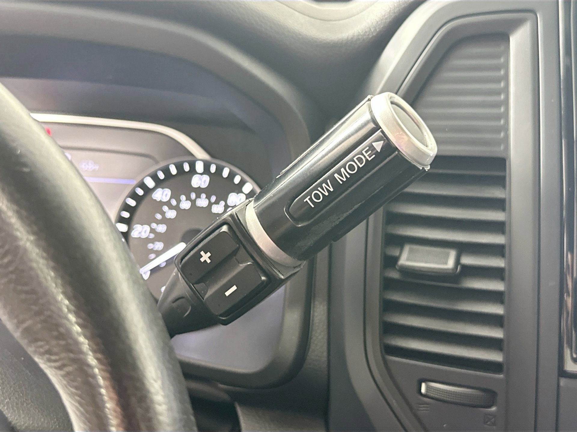 Used 2022 Nissan Titan SV w/ SV Convenience Package image 21