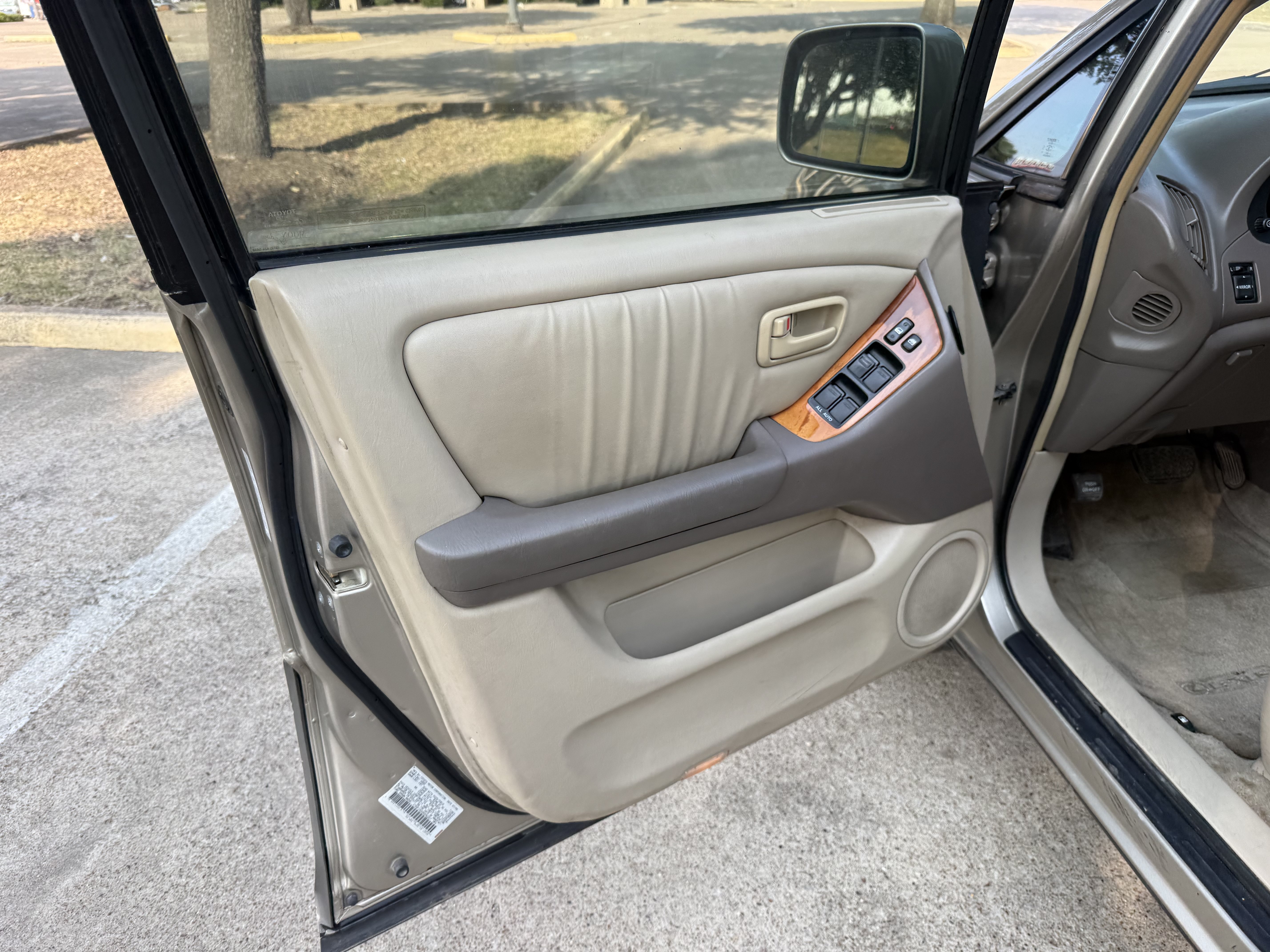 Used 1999 Lexus RX 300 w/ Premium Pkg FWD image 12