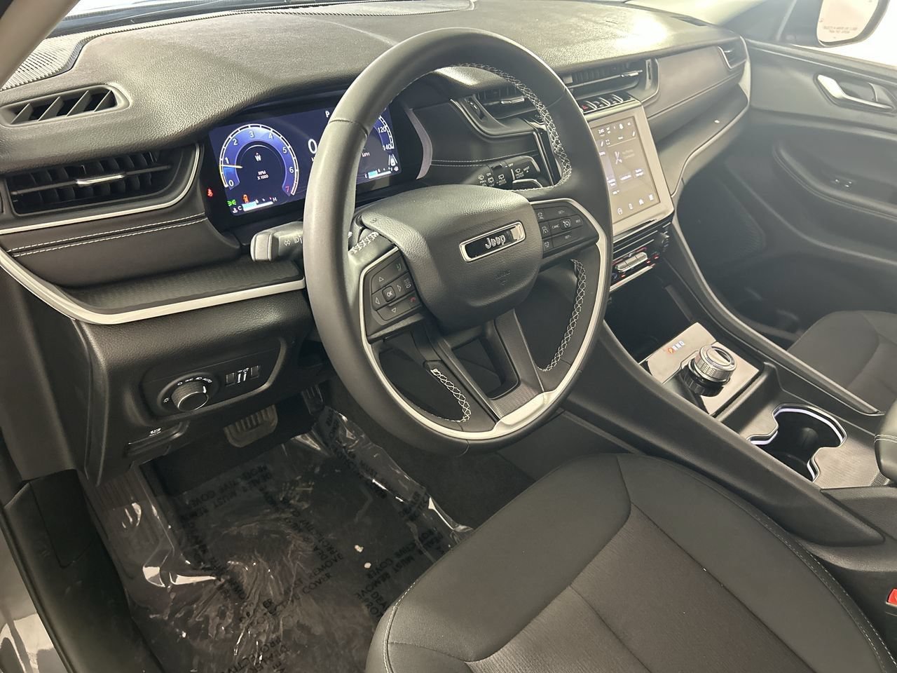 Used 2023 Jeep Grand Cherokee Laredo X RWD image 12