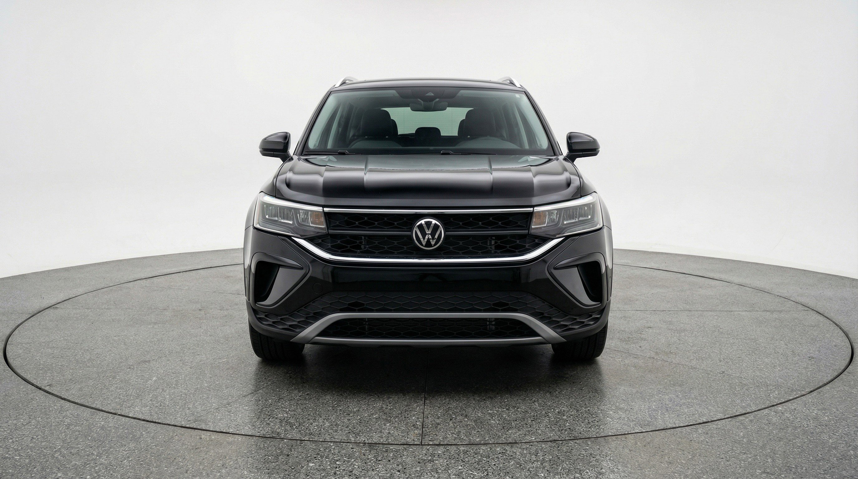 Used 2025 Volkswagen Taos SE image 2