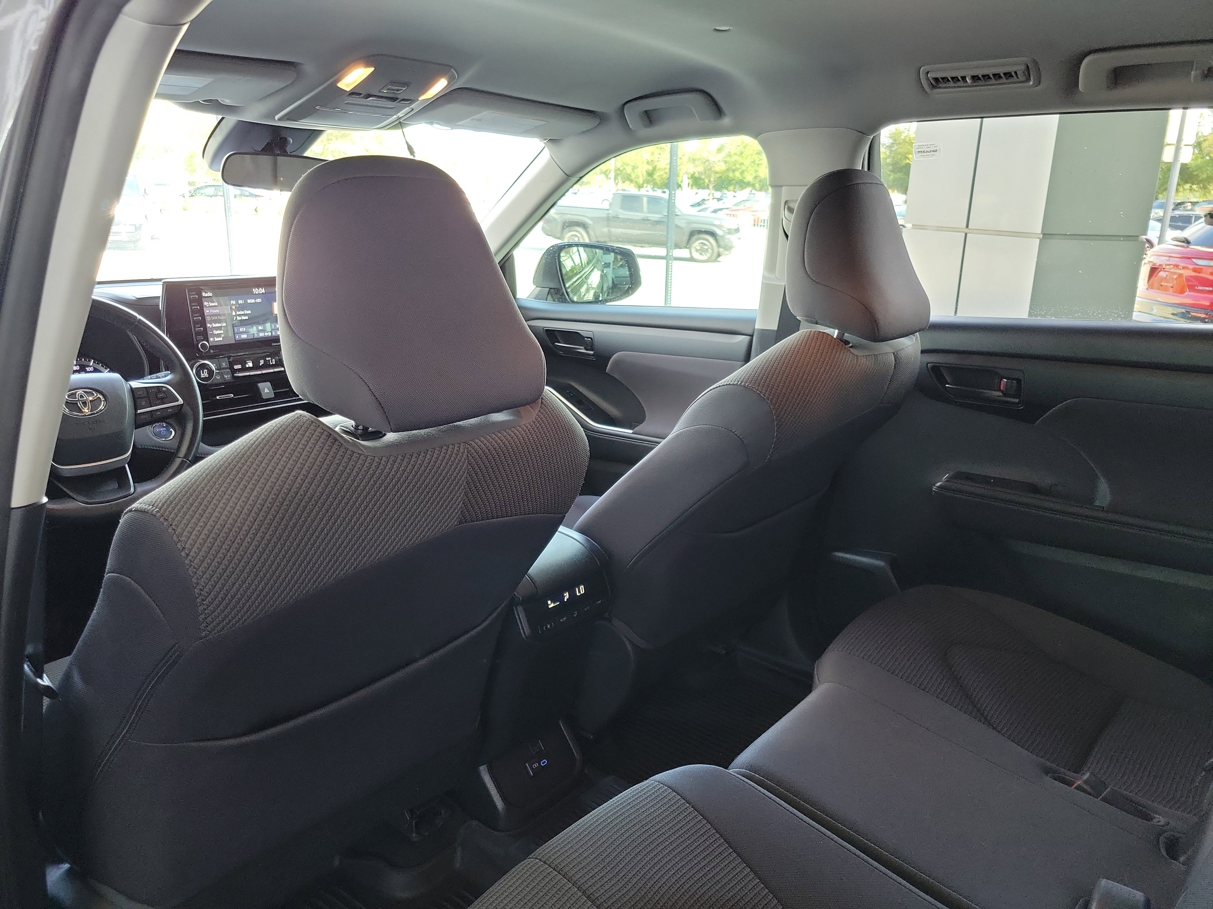 Used 2022 Toyota Highlander LE image 26