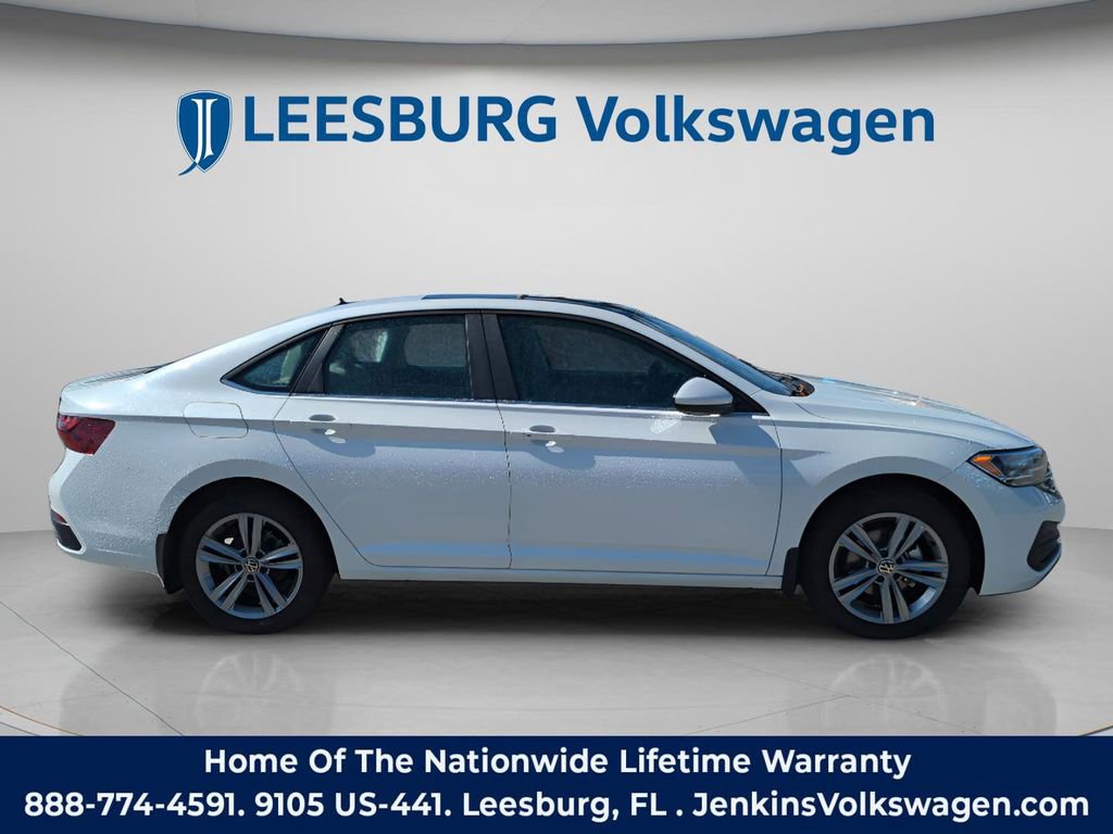 Used 2024 Volkswagen Jetta SE FWD image 3