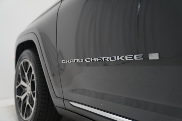 Used 2023 Jeep Grand Cherokee Summit AWD/4WD image 9