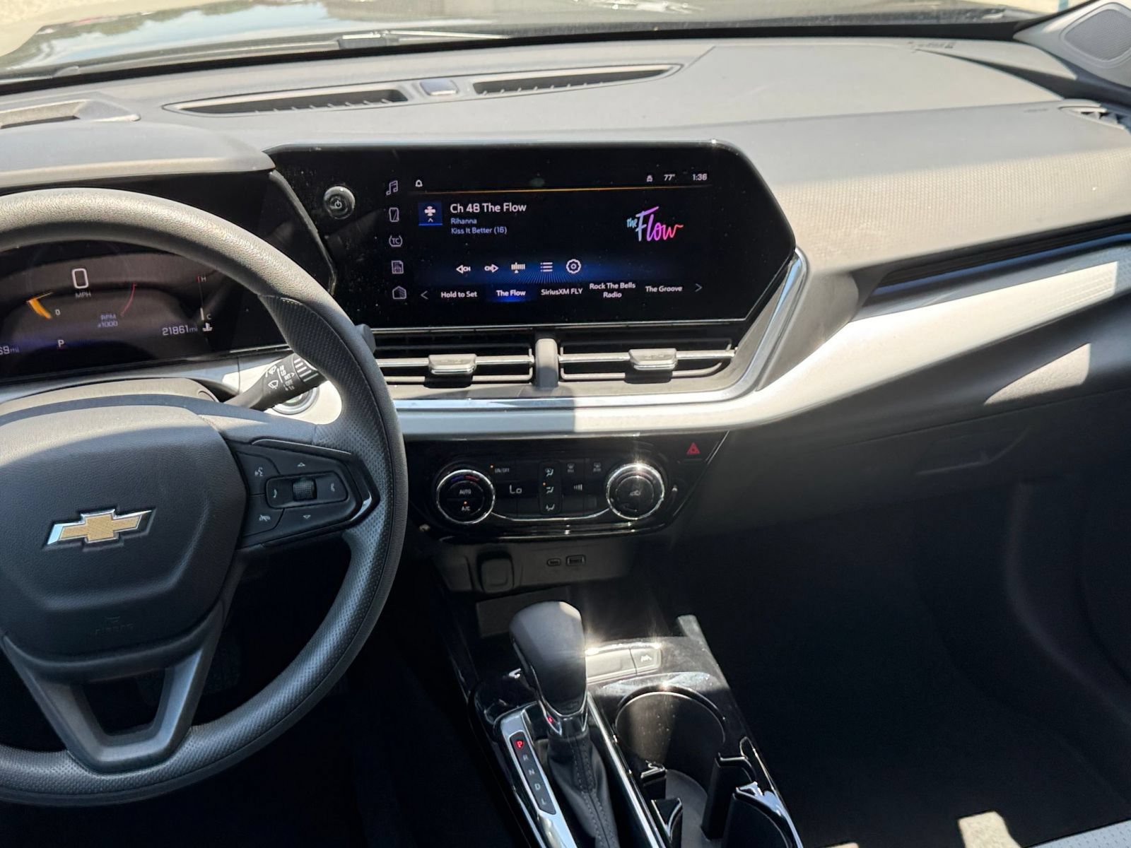 Used 2025 Chevrolet Trax LT FWD image 20