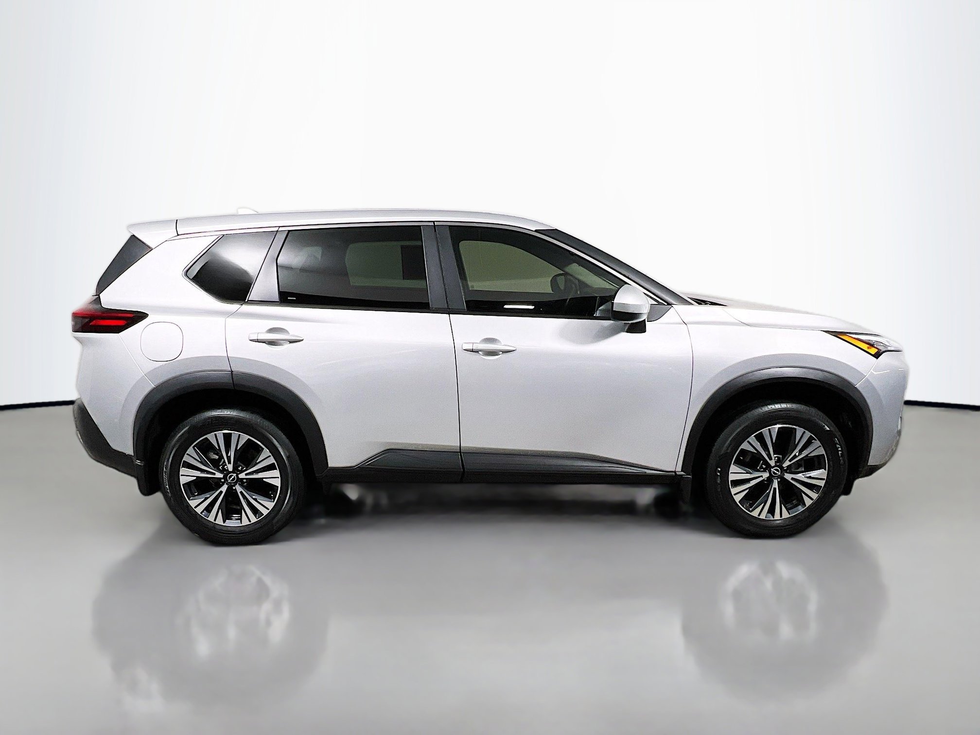 Used 2023 Nissan Rogue SV image 3