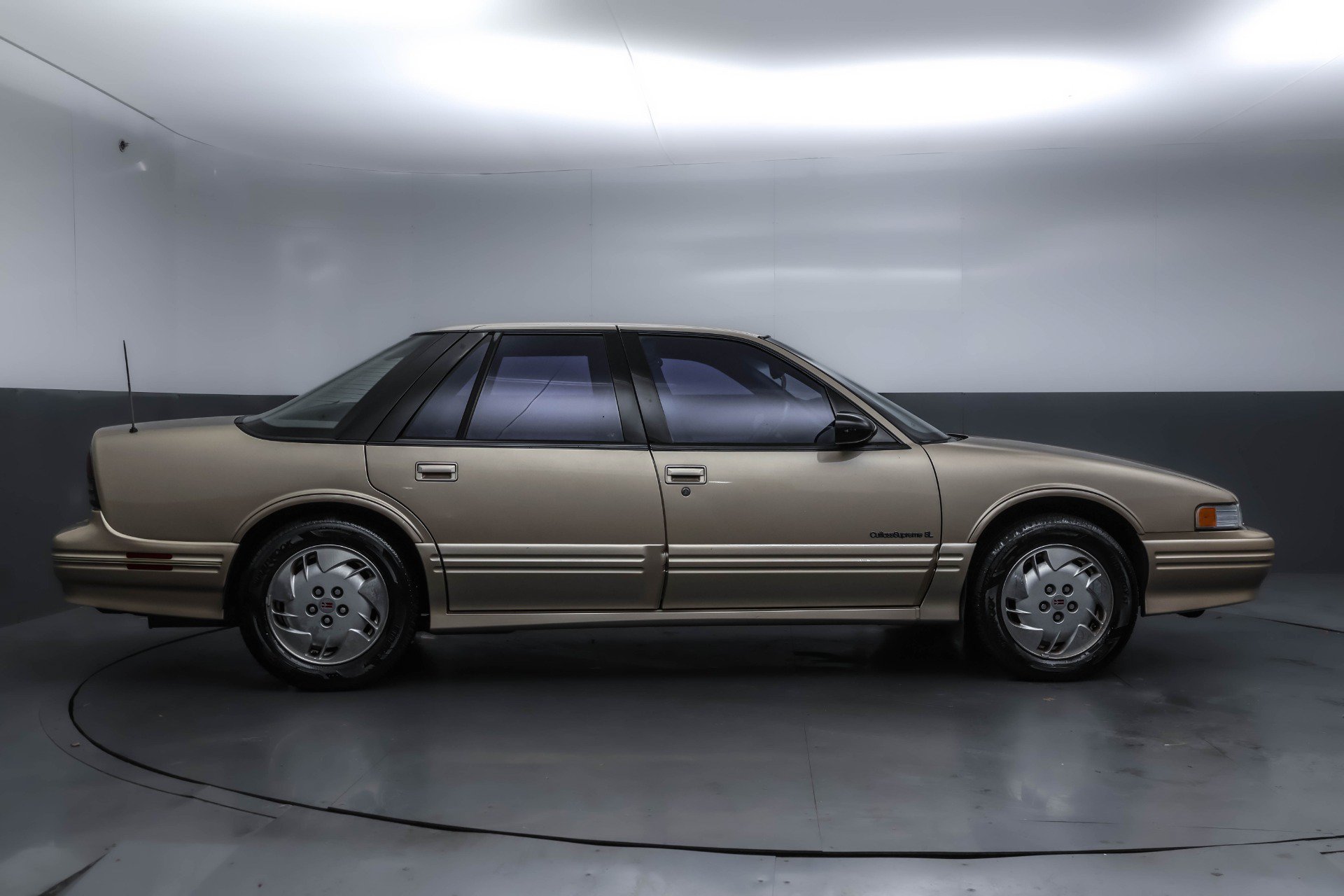 Used 1994 Oldsmobile Cutlass Supreme S FWD image 3