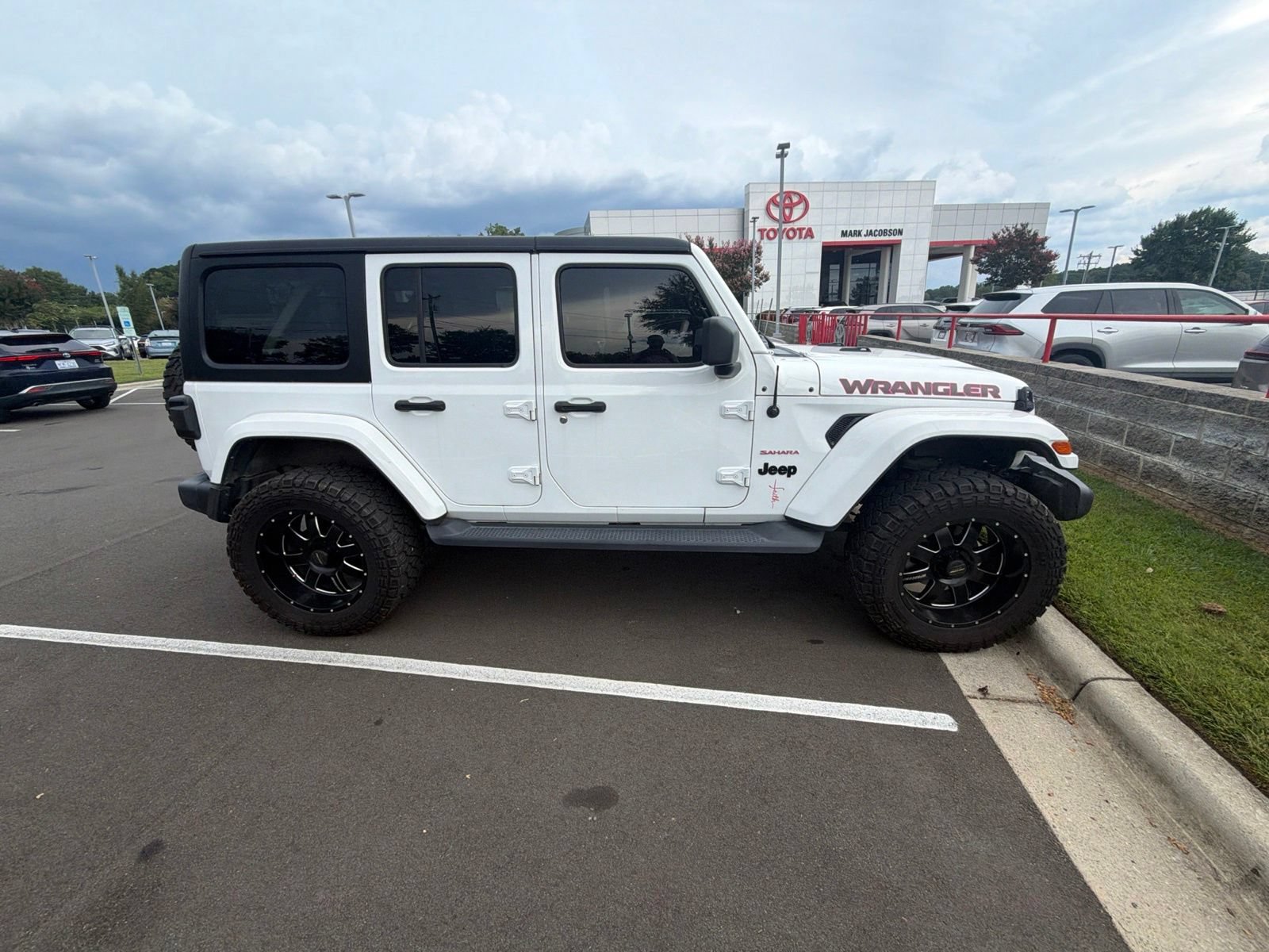 Used 2022 Jeep Wrangler Unlimited Sahara w/ Cold Weather Group AWD/4WD image 17