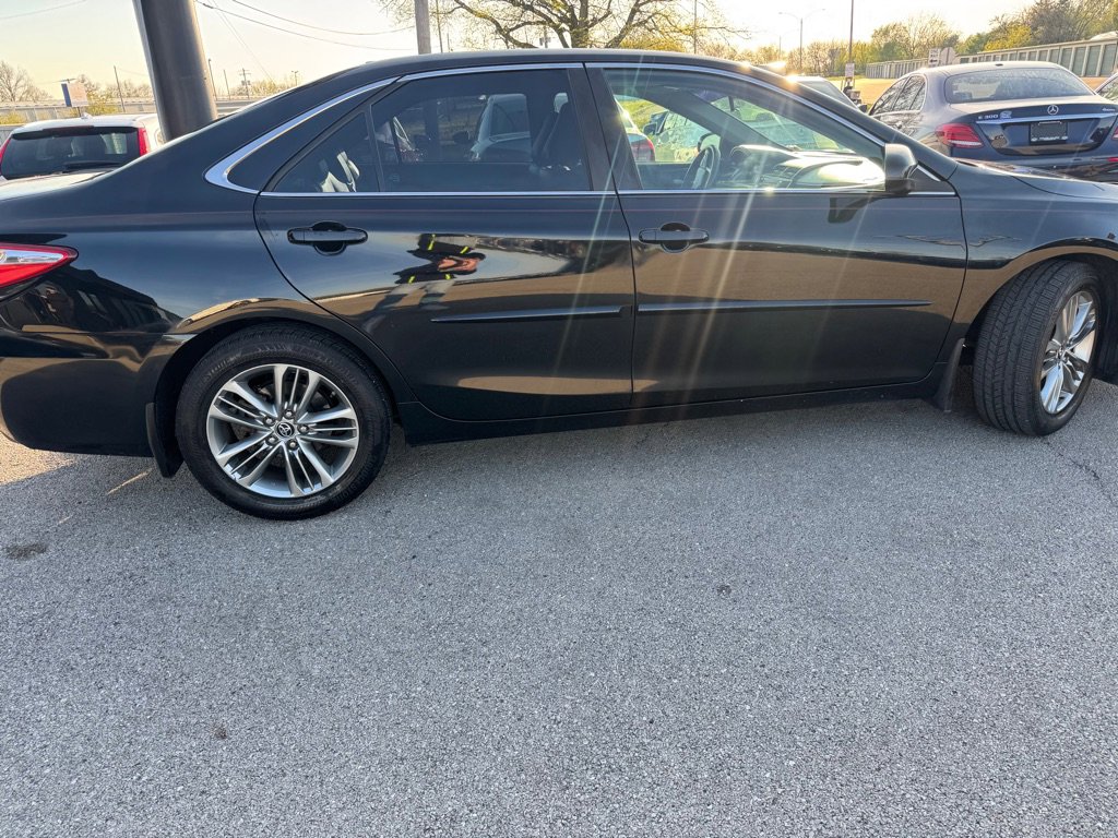 Used 2015 Toyota Camry SE w/ Moonroof Package FWD image 9