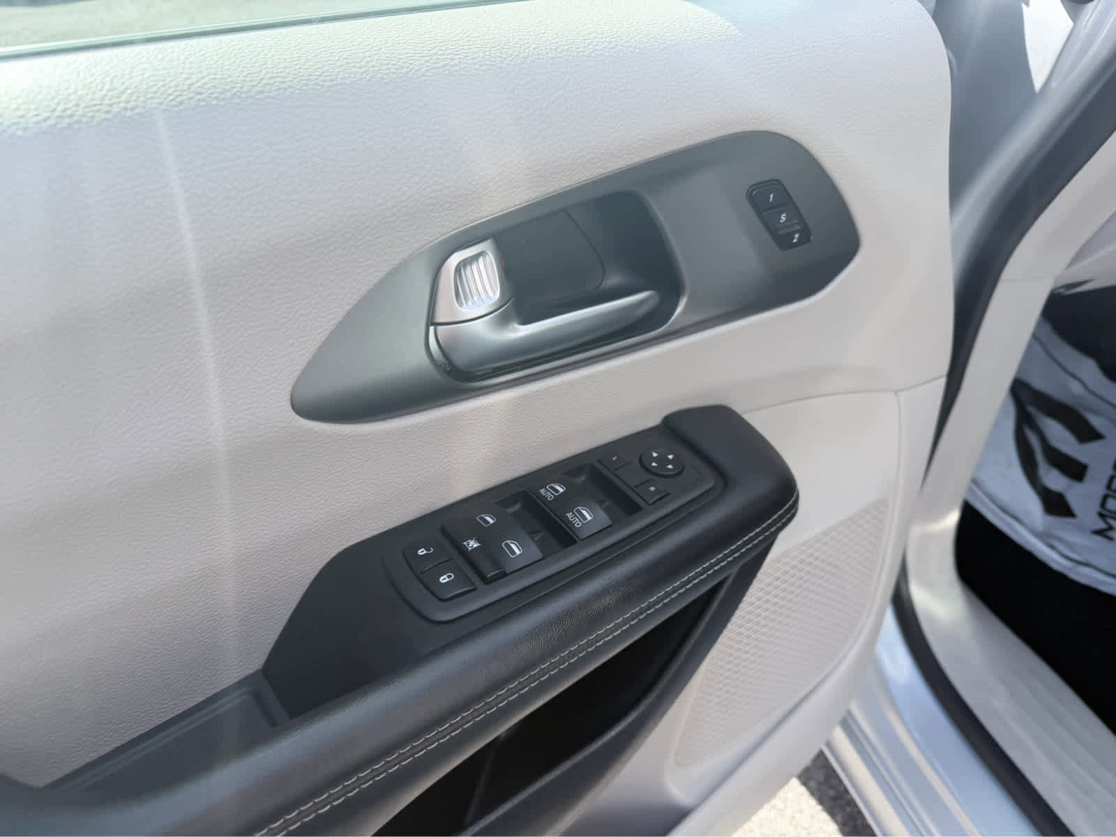 Used 2023 Chrysler Pacifica Touring-L image 18