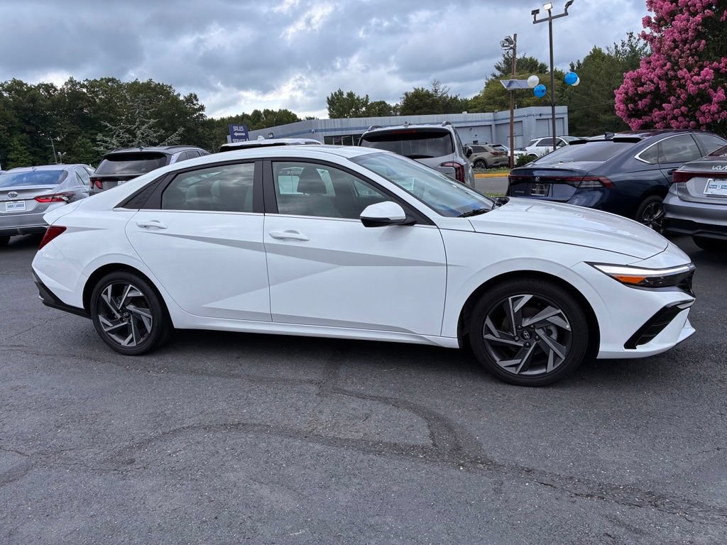 Used 2025 Hyundai Elantra Limited FWD image 8